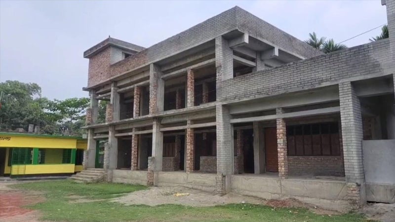 বিল তুলে পলাতক ঠিকাদার, স্কুলে বসে মাদকের আড্ডা